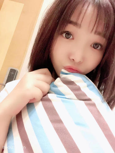 细皮嫩肉的c杯邻家小妹，湿润紧致吸力无穷！